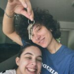 Isabella Moreira Instagram - Nosso primeiro cantinho. O início de uma vida longa e feliz ao seu lado. Essas chaves significam muita coisa. Você significa muita coisa. Por muitos anos eu não me imaginava estar em um relacionamento saudável, maduro, feliz, e cheio de sonhos. É gostoso demais sonhar com você. É gostoso demais estar presente na realização dos seus sonhos, você nos meus, e nós nos nossos. Segurar essa chave hoje, do nosso apezinho (é alugado ainda tá gente kkkk), ao seu lado, é uma sensação que eu não posso explicar ainda, porque toda vez que olho pra essa chave, eu choro. Nossa vida, nossa família, começou! Eu te amo e toda vez que escutar o barulho do balanço dessa chave, eu vou chorar e sorrir pra você 💘🦥