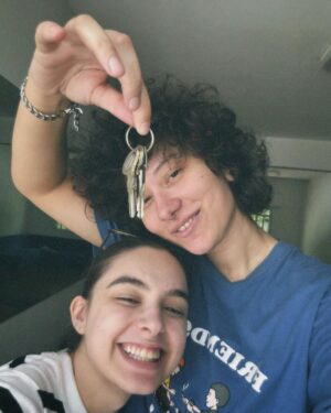 Isabella Moreira Instagram - Nosso primeiro cantinho. O início de uma vida longa e feliz ao seu lado. 
Essas chaves significam muita coisa. Você significa muita coisa. 
Por muitos anos eu não me imaginava estar em um relacionamento saudável, maduro, feliz, e cheio de sonhos. É gostoso demais sonhar com você. É gostoso demais estar presente na realização dos seus sonhos, você nos meus, e nós nos nossos. 
Segurar essa chave hoje, do nosso apezinho (é alugado ainda tá gente kkkk), ao seu lado, é uma sensação que eu não posso explicar ainda, porque toda vez que olho pra essa chave, eu choro. 
Nossa vida, nossa família, começou! Eu te amo e toda vez que escutar o barulho do balanço dessa chave, eu vou chorar e sorrir pra você 💘🦥