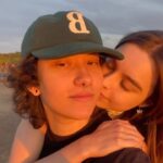 Isabella Moreira Instagram - Comemoramos 1 ano e 9 meses semana passada. É um misto de parece que foi ontem com como era a vida antes de você? Confesso que a única coisa que sei é que nosso relacionamento foi o maior e melhor plot twist que qualquer comedia romântica poderia ter. Se eu contasse pra Isabella de cinco anos atras acho que ela jamais acreditaria. Há tão pouco tempo a ideia de amar e ser amada era tão distante. A vida fora do armário então? Fora de questão. E acima de tudo, você. Você e o seu sorriso e a sua risada e a sua forma tao interessante de pensar e de se abrir. As suas piadas e o seu senso de humor quebrado. O seu estilo e a forma como vc anda. Tudo, absolutamente tudo sobre você me faz a mulher mais feliz e apaixonada desse mundo! Todos os dias eu agradeço um milhão de vezes por poder amar você e por nunca, sob nenhuma circunstância, esconder nosso amor. Sei que muita gente diz que depois do primeiro ano juntas, não se deve comemorar mais os meses. Mas vou defender que nosso caso é diferente. Que quero comemorar todo santo dia pelo simples fato de que nós existimos. Feliz 1 ano e 9 meses atrasado 💘🦥 eu te amo muito