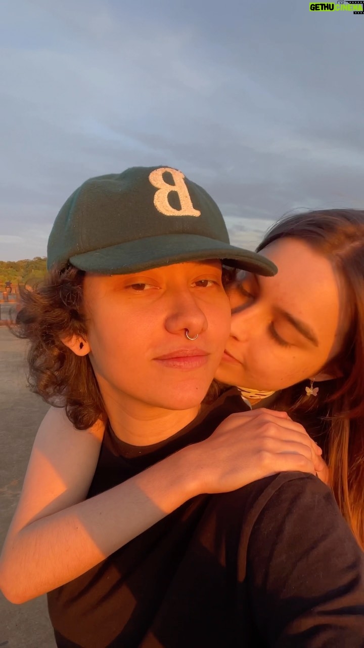 Isabella Moreira Instagram - Comemoramos 1 ano e 9 meses semana passada. É um misto de parece que foi ontem com como era a vida antes de você? Confesso que a única coisa que sei é que nosso relacionamento foi o maior e melhor plot twist que qualquer comedia romântica poderia ter. Se eu contasse pra Isabella de cinco anos atras acho que ela jamais acreditaria. Há tão pouco tempo a ideia de amar e ser amada era tão distante. A vida fora do armário então? Fora de questão. E acima de tudo, você. Você e o seu sorriso e a sua risada e a sua forma tao interessante de pensar e de se abrir. As suas piadas e o seu senso de humor quebrado. O seu estilo e a forma como vc anda. Tudo, absolutamente tudo sobre você me faz a mulher mais feliz e apaixonada desse mundo! Todos os dias eu agradeço um milhão de vezes por poder amar você e por nunca, sob nenhuma circunstância, esconder nosso amor. Sei que muita gente diz que depois do primeiro ano juntas, não se deve comemorar mais os meses. Mas vou defender que nosso caso é diferente. Que quero comemorar todo santo dia pelo simples fato de que nós existimos. Feliz 1 ano e 9 meses atrasado 💘🦥 eu te amo muito