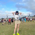 Isabella Moreira Instagram - Dia de Lolla com ela 🥰 obrigada estranhos que me pararam pra falar bem do meu lookinho 🫶 foi tudo #lollapaloozabr camiseta: @disorder.collective short-saia: armario da minha irmã Sliper: @uggbr bolsa: @coach boina: um brecho me deu mas eu esqueci o @ 😳