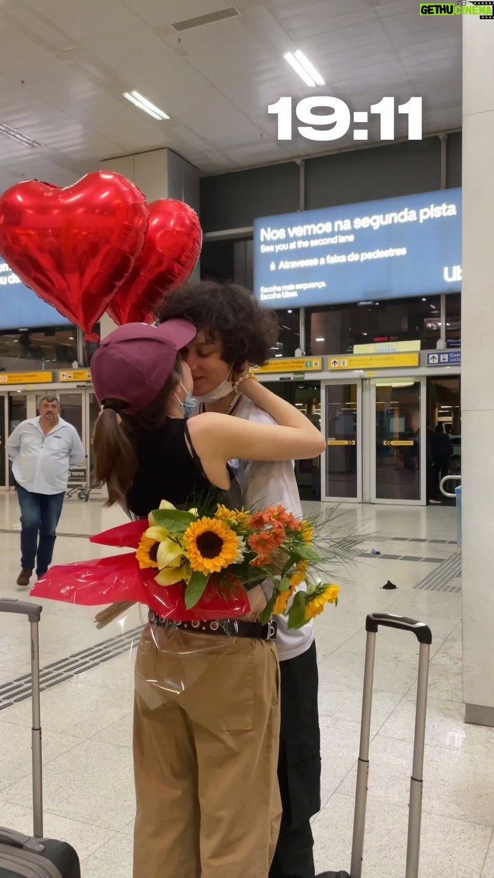 Isabella Moreira Instagram - CHEGUEI ✨🌻🫶🥺🤏🏻 postando com quatro dias de atraso, mas confesso que os últimos dias queria olhar só pra esse rostinho 🥹 obrigada por me receber do nosso jeitinho brega e emocionado, minha vidinha! te amo muito, meu amor 💘🦥