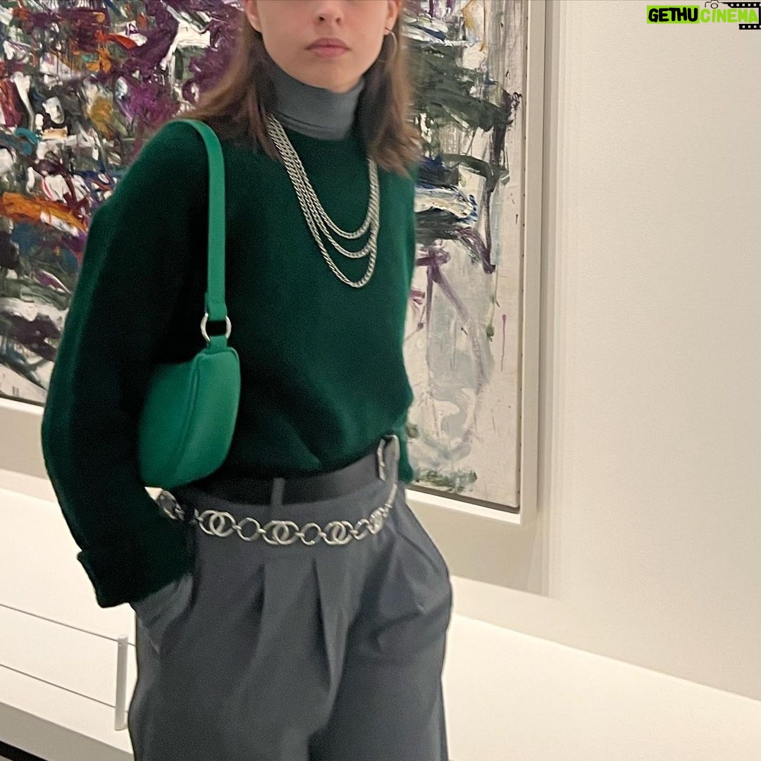 Isabella Moreira Instagram - duas das minhas melhores escolhas de paris: ir a fundaçao louis vuitton + exalar energia caotica com ela, @moreiragiovanna