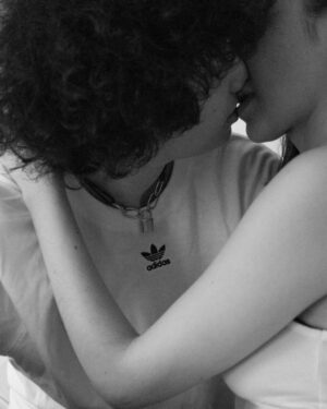 Isabella Moreira Instagram - Nesse final de semana vou viajar pra passar quase dois meses longe dela. 

Ao mesmo tempo que to muito animada e ansiosa pro que me espera, to sofrendo por toda falta que ela vai fazer no meu dia a dia. Vai dar saudade acordar mais cedo, fazer seu café, receber seu carinho. 

Obrigada @gabiliisboa por captar nossos momentos mais sinceros e que eu nunca tive a chance de ver assim, de fora. Vou acordar todos os dias e olhar pra essas e pra todas as outras fotos com muito carinho. 

Halana, te amo 💘🦥 sou sua
