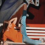 Isabella Moreira Instagram - Ontem, após ~surreais~ 871 capítulos, Poliana Moça chegou ao fim. Dos meus recém 18 anos aos meus 23 contei a história de Raquel D'avila e de sua familia. Tantas milhares de pessoas não estão nessas poucas fotos que eu tenho - majoritariamente roubadas do feed da @lanalopees 😳 - e que tiveram um papel tao importante no meu desenvolvimento como pessoa e atriz. Vou guardar pra sempre tudo que a familia poliana + sbt me proporcionou. Fui muito feliz nesses anos. Mas agora o que eu to HA MESES esperando pra perguntar pra vocês: O QUE ACHARAM DO FINAL???? #PolianaMoça @polianamocaoficial