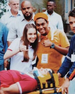 Isabella Moreira Instagram - Ontem, após ~surreais~ 871 capítulos, Poliana Moça chegou ao fim. 

Dos meus recém 18 anos aos meus 23 contei a história de Raquel D'avila e de sua familia. 

Tantas milhares de pessoas não estão nessas poucas fotos que eu tenho - majoritariamente roubadas do feed da @lanalopees 😳 - e que tiveram um papel tao importante no meu desenvolvimento como pessoa e atriz. 

Vou guardar pra sempre tudo que a familia poliana + sbt me proporcionou. 

Fui muito feliz nesses anos. 

Mas agora o que eu to HA MESES esperando pra perguntar pra vocês: O QUE ACHARAM DO FINAL???? 
#PolianaMoça @polianamocaoficial