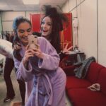 Isabella Moreira Instagram - Ontem, após ~surreais~ 871 capítulos, Poliana Moça chegou ao fim. Dos meus recém 18 anos aos meus 23 contei a história de Raquel D'avila e de sua familia. Tantas milhares de pessoas não estão nessas poucas fotos que eu tenho - majoritariamente roubadas do feed da @lanalopees 😳 - e que tiveram um papel tao importante no meu desenvolvimento como pessoa e atriz. Vou guardar pra sempre tudo que a familia poliana + sbt me proporcionou. Fui muito feliz nesses anos. Mas agora o que eu to HA MESES esperando pra perguntar pra vocês: O QUE ACHARAM DO FINAL???? #PolianaMoça @polianamocaoficial