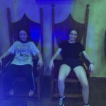 Isabella Moreira Instagram - Ontem, após ~surreais~ 871 capítulos, Poliana Moça chegou ao fim. Dos meus recém 18 anos aos meus 23 contei a história de Raquel D'avila e de sua familia. Tantas milhares de pessoas não estão nessas poucas fotos que eu tenho - majoritariamente roubadas do feed da @lanalopees 😳 - e que tiveram um papel tao importante no meu desenvolvimento como pessoa e atriz. Vou guardar pra sempre tudo que a familia poliana + sbt me proporcionou. Fui muito feliz nesses anos. Mas agora o que eu to HA MESES esperando pra perguntar pra vocês: O QUE ACHARAM DO FINAL???? #PolianaMoça @polianamocaoficial