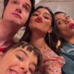 Isabella Moreira Instagram - Ontem, após ~surreais~ 871 capítulos, Poliana Moça chegou ao fim. Dos meus recém 18 anos aos meus 23 contei a história de Raquel D'avila e de sua familia. Tantas milhares de pessoas não estão nessas poucas fotos que eu tenho - majoritariamente roubadas do feed da @lanalopees 😳 - e que tiveram um papel tao importante no meu desenvolvimento como pessoa e atriz. Vou guardar pra sempre tudo que a familia poliana + sbt me proporcionou. Fui muito feliz nesses anos. Mas agora o que eu to HA MESES esperando pra perguntar pra vocês: O QUE ACHARAM DO FINAL???? #PolianaMoça @polianamocaoficial