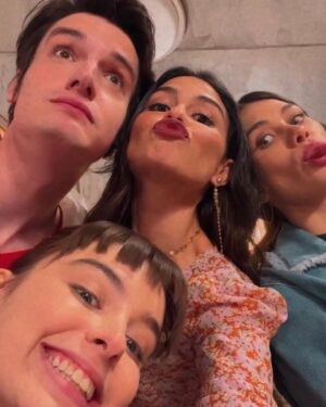 Isabella Moreira Instagram - Ontem, após ~surreais~ 871 capítulos, Poliana Moça chegou ao fim. 

Dos meus recém 18 anos aos meus 23 contei a história de Raquel D'avila e de sua familia. 

Tantas milhares de pessoas não estão nessas poucas fotos que eu tenho - majoritariamente roubadas do feed da @lanalopees 😳 - e que tiveram um papel tao importante no meu desenvolvimento como pessoa e atriz. 

Vou guardar pra sempre tudo que a familia poliana + sbt me proporcionou. 

Fui muito feliz nesses anos. 

Mas agora o que eu to HA MESES esperando pra perguntar pra vocês: O QUE ACHARAM DO FINAL???? 
#PolianaMoça @polianamocaoficial