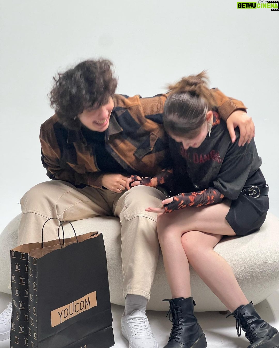 Isabella Moreira Instagram - Um pouco do backstage da campanha Dia do Amor @lojayoucom 🫶 nos chamaram pra falar sobre uma das linguagens do amor. Qual vocês chutam que é a nossa?