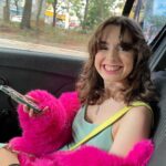 Isabella Moreira Instagram - Desde ontem to com um sorriso enorme estampado no rosto! Muito obrigada a todas as pessoas envolvidas na criação e produção desse projeto incrível. É muito emocionante saber que a primeira série do meu currículo conta, também, a história de mulheres que amam mulheres. Gabi foi um presente, assim como todas as pessoas tão queridas que conheci enquanto a interpretava. Confesso que ter Halana ao meu lado nessa estreia deixou tudo ainda mais especial. Te amo, obrigada por me apoiar em tudo! Quem ai já assistiu? O que estão achando? São #Time1922 ou #Time2022? Espero que estejam amando tanto quanto eu!!! @starplusbr #Starplus #DoisTempos ⏳ #Time2022