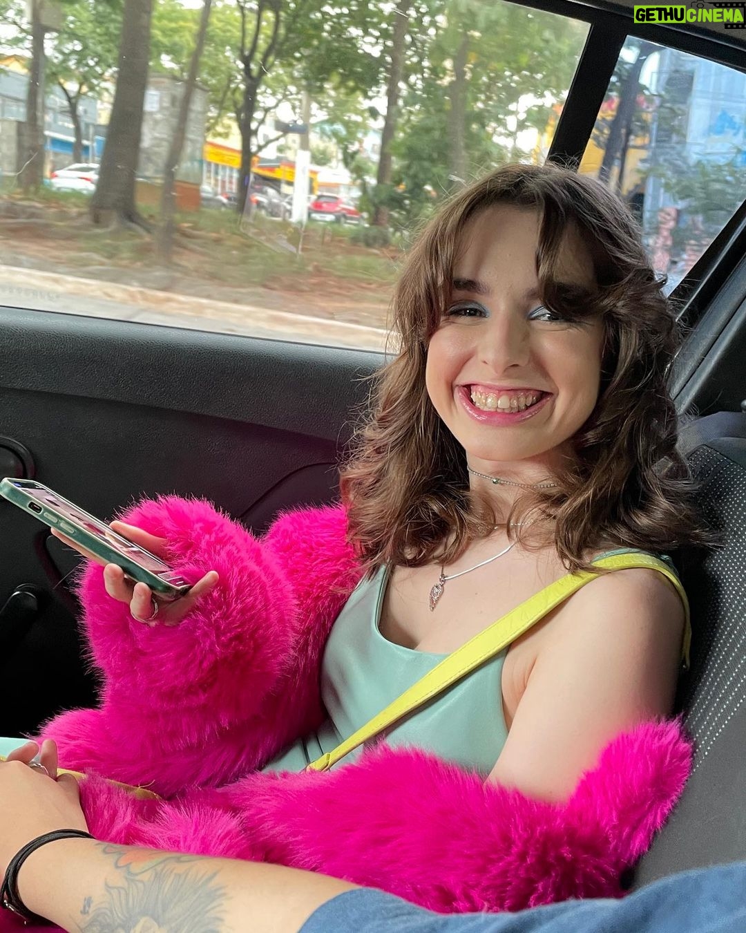 Isabella Moreira Instagram - Desde ontem to com um sorriso enorme estampado no rosto! Muito obrigada a todas as pessoas envolvidas na criação e produção desse projeto incrível. É muito emocionante saber que a primeira série do meu currículo conta, também, a história de mulheres que amam mulheres. Gabi foi um presente, assim como todas as pessoas tão queridas que conheci enquanto a interpretava. Confesso que ter Halana ao meu lado nessa estreia deixou tudo ainda mais especial. Te amo, obrigada por me apoiar em tudo! Quem ai já assistiu? O que estão achando? São #Time1922 ou #Time2022? Espero que estejam amando tanto quanto eu!!! @starplusbr #Starplus #DoisTempos ⏳ #Time2022