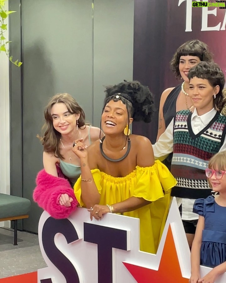 Isabella Moreira Instagram - Desde ontem to com um sorriso enorme estampado no rosto! Muito obrigada a todas as pessoas envolvidas na criação e produção desse projeto incrível. É muito emocionante saber que a primeira série do meu currículo conta, também, a história de mulheres que amam mulheres. Gabi foi um presente, assim como todas as pessoas tão queridas que conheci enquanto a interpretava. Confesso que ter Halana ao meu lado nessa estreia deixou tudo ainda mais especial. Te amo, obrigada por me apoiar em tudo! Quem ai já assistiu? O que estão achando? São #Time1922 ou #Time2022? Espero que estejam amando tanto quanto eu!!! @starplusbr #Starplus #DoisTempos ⏳ #Time2022