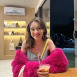 Isabella Moreira Instagram - Desde ontem to com um sorriso enorme estampado no rosto! Muito obrigada a todas as pessoas envolvidas na criação e produção desse projeto incrível. É muito emocionante saber que a primeira série do meu currículo conta, também, a história de mulheres que amam mulheres. Gabi foi um presente, assim como todas as pessoas tão queridas que conheci enquanto a interpretava. Confesso que ter Halana ao meu lado nessa estreia deixou tudo ainda mais especial. Te amo, obrigada por me apoiar em tudo! Quem ai já assistiu? O que estão achando? São #Time1922 ou #Time2022? Espero que estejam amando tanto quanto eu!!! @starplusbr #Starplus #DoisTempos ⏳ #Time2022