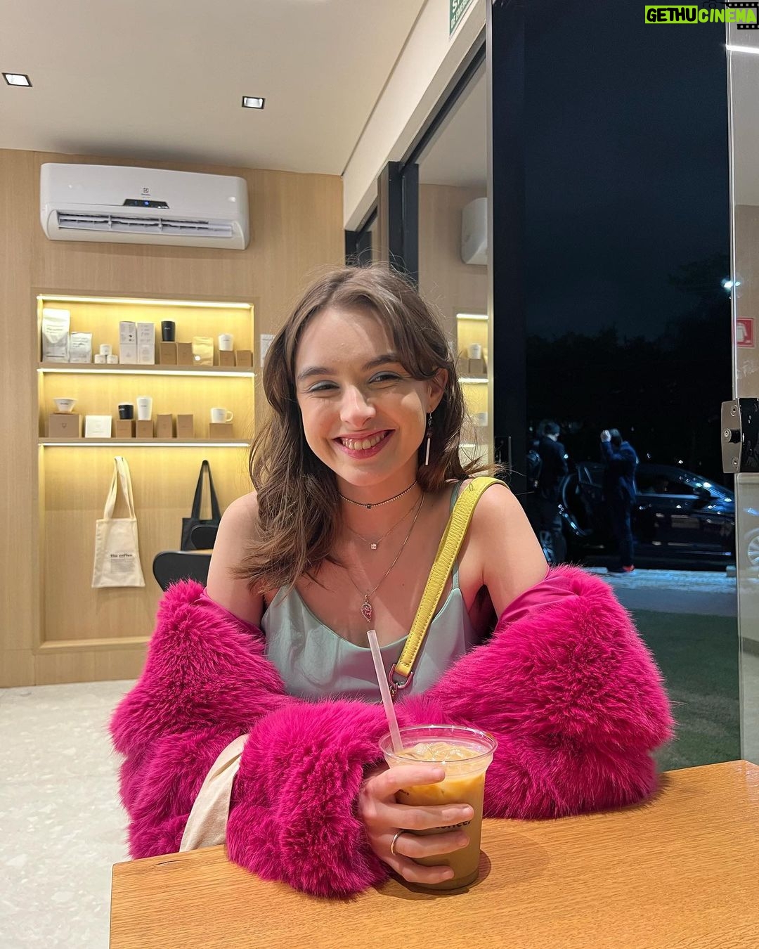Isabella Moreira Instagram - Desde ontem to com um sorriso enorme estampado no rosto! Muito obrigada a todas as pessoas envolvidas na criação e produção desse projeto incrível. É muito emocionante saber que a primeira série do meu currículo conta, também, a história de mulheres que amam mulheres. Gabi foi um presente, assim como todas as pessoas tão queridas que conheci enquanto a interpretava. Confesso que ter Halana ao meu lado nessa estreia deixou tudo ainda mais especial. Te amo, obrigada por me apoiar em tudo! Quem ai já assistiu? O que estão achando? São #Time1922 ou #Time2022? Espero que estejam amando tanto quanto eu!!! @starplusbr #Starplus #DoisTempos ⏳ #Time2022