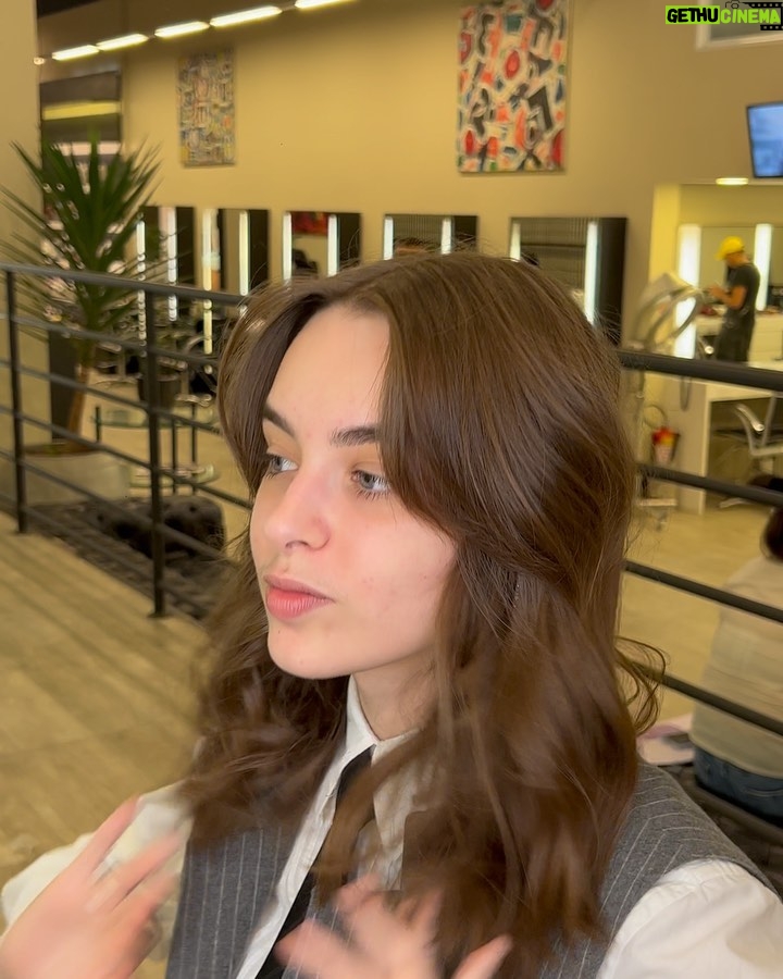Isabella Moreira Instagram - dump da semana ✨🥰🪴🫶👀 1. indo resolver coisas de adulta com look de adulta 2. segredo 🤫 3. lamen 🤤 4. dia que a halana recuperou o carisma que a cólica me tirou com guloseimas 😋 5. cabelo novo 💅