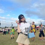 Isabella Moreira Instagram - Dia de Lolla com ela 🥰 obrigada estranhos que me pararam pra falar bem do meu lookinho 🫶 foi tudo #lollapaloozabr camiseta: @disorder.collective short-saia: armario da minha irmã Sliper: @uggbr bolsa: @coach boina: um brecho me deu mas eu esqueci o @ 😳