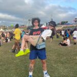 Isabella Moreira Instagram - Dia de Lolla com ela 🥰 obrigada estranhos que me pararam pra falar bem do meu lookinho 🫶 foi tudo #lollapaloozabr camiseta: @disorder.collective short-saia: armario da minha irmã Sliper: @uggbr bolsa: @coach boina: um brecho me deu mas eu esqueci o @ 😳