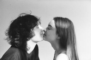 Isabella Moreira Instagram - Sempre ouvi dizer que um relacionamento pode cair na rotina e, por isso, perder a graça, o encanto. Quando te conheci, tive plena certeza de que com você esse não seria o caso. Até o momento, você foi incapaz de me provar o contrário. Você tem um magnetismo, um jeito de ser -  e uma esquisitice na intimidade - que me ganham toda vez. É sempre uma aventura, é sempre uma novidade. Acho que nunca na vida tive crises de riso diárias, foi só depois de te conhecer. 
Você é uma pessoa tão boa. Eu amo a forma como você pensa nas pessoas, como você respeita si mesma e o jeito como se comunica, sempre tão sincera. Você merece tudo que há de bom nessa vida e me comprometo a tornar isso realidade, todos os dias.
Nunca me imaginei dizendo isso, mas a verdade é que acredito que exista sim um grande amor durante nossa existência. Talvez pra outras pessoas existam vários ou nenhum, mas eu sei que na minha existe você. Só você. 
Eu te amo, minha vida! Eu te amo pra sempre 💘🦥
Feliz dia 27 🌻

📸: @gabiliisboa