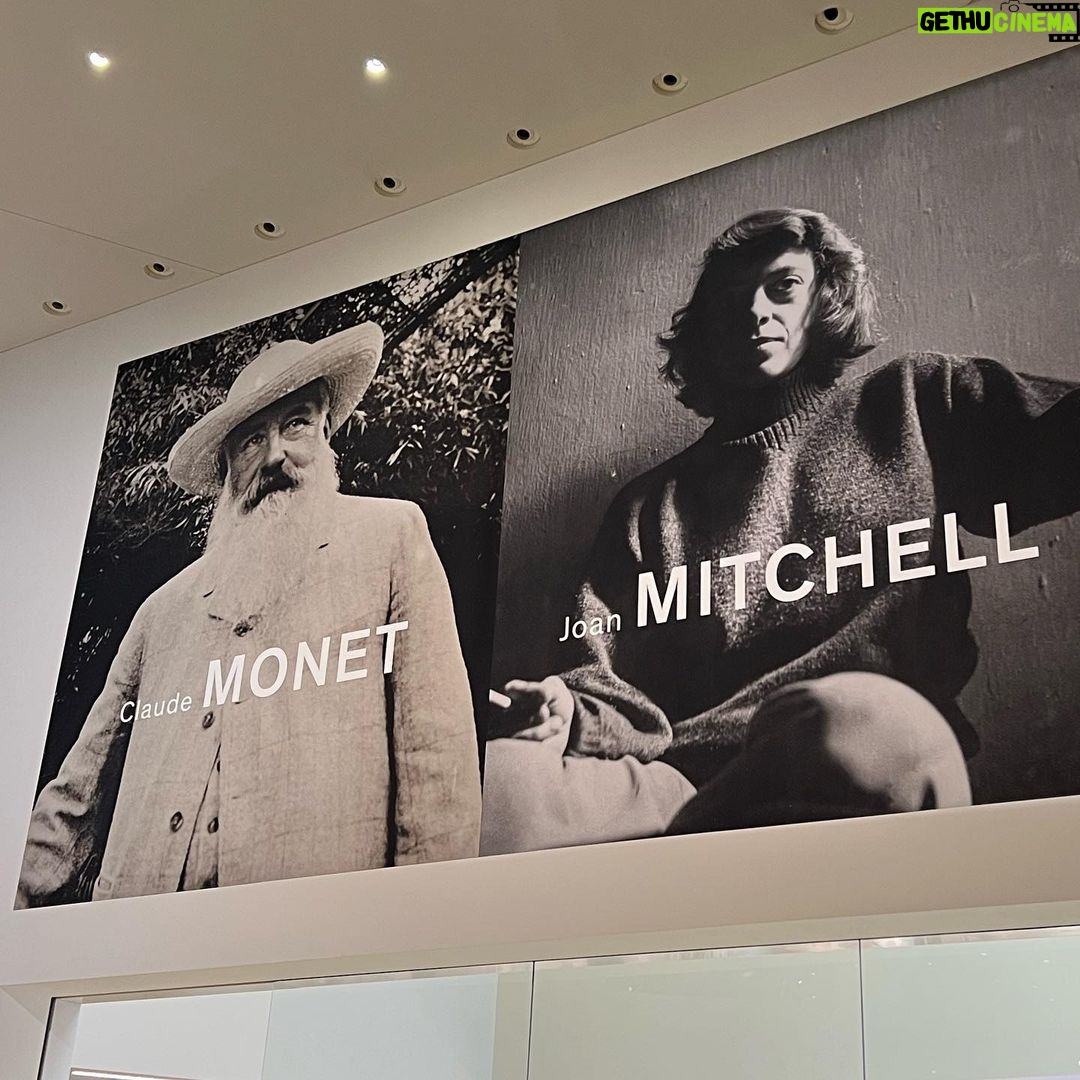 Isabella Moreira Instagram - duas das minhas melhores escolhas de paris: ir a fundaçao louis vuitton + exalar energia caotica com ela, @moreiragiovanna