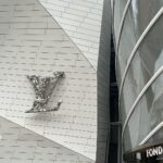 Isabella Moreira Instagram - duas das minhas melhores escolhas de paris: ir a fundaçao louis vuitton + exalar energia caotica com ela, @moreiragiovanna