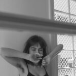 Isabella Moreira Instagram - queria ta como estou na ultima foto: nos braços dela 💘🦥 @halanalacerda 📷: @gabiliisboa