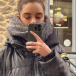 Isabella Moreira Instagram - coisas legais sobre o dia das fotos: meu cabelo, o mar, meu olho vs. ventania e fotos conceituais dando errado em espelhos de transito coisas legais sobre hoje: dia 5 de janeiro de 2009 foi meu primeiro dia de ensaio num musical profissional. passaram-se 14 anos 🥹 nem acredito