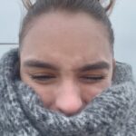 Isabella Moreira Instagram - coisas legais sobre o dia das fotos: meu cabelo, o mar, meu olho vs. ventania e fotos conceituais dando errado em espelhos de transito coisas legais sobre hoje: dia 5 de janeiro de 2009 foi meu primeiro dia de ensaio num musical profissional. passaram-se 14 anos 🥹 nem acredito