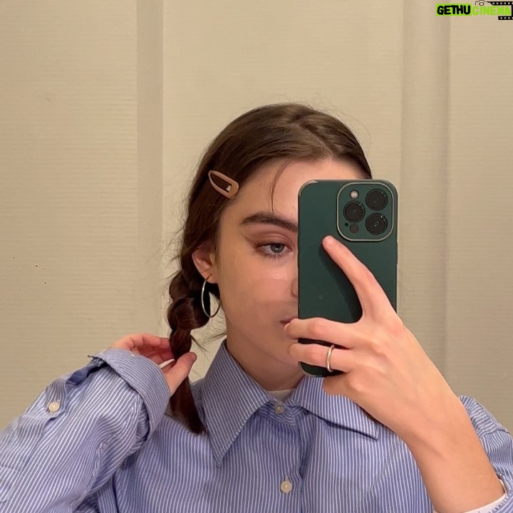 Isabella Moreira Instagram - dump de hoje esse dump me fez descobrir duas coisas: primeiro que eu visto o que eu queria aos 13 anos e segundo que eu faço cara de nojenta sem querer (slide 7) feliz natal atrasado família ps: gostaria de agradecer publicamente minha namorada por me ajudar a escolher as fotos desse dump. obrigada @halanalacerda esse feed estaria vazio sem você 💘🦥