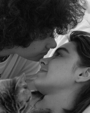 Isabella Moreira Instagram - Nesse final de semana vou viajar pra passar quase dois meses longe dela. 

Ao mesmo tempo que to muito animada e ansiosa pro que me espera, to sofrendo por toda falta que ela vai fazer no meu dia a dia. Vai dar saudade acordar mais cedo, fazer seu café, receber seu carinho. 

Obrigada @gabiliisboa por captar nossos momentos mais sinceros e que eu nunca tive a chance de ver assim, de fora. Vou acordar todos os dias e olhar pra essas e pra todas as outras fotos com muito carinho. 

Halana, te amo 💘🦥 sou sua