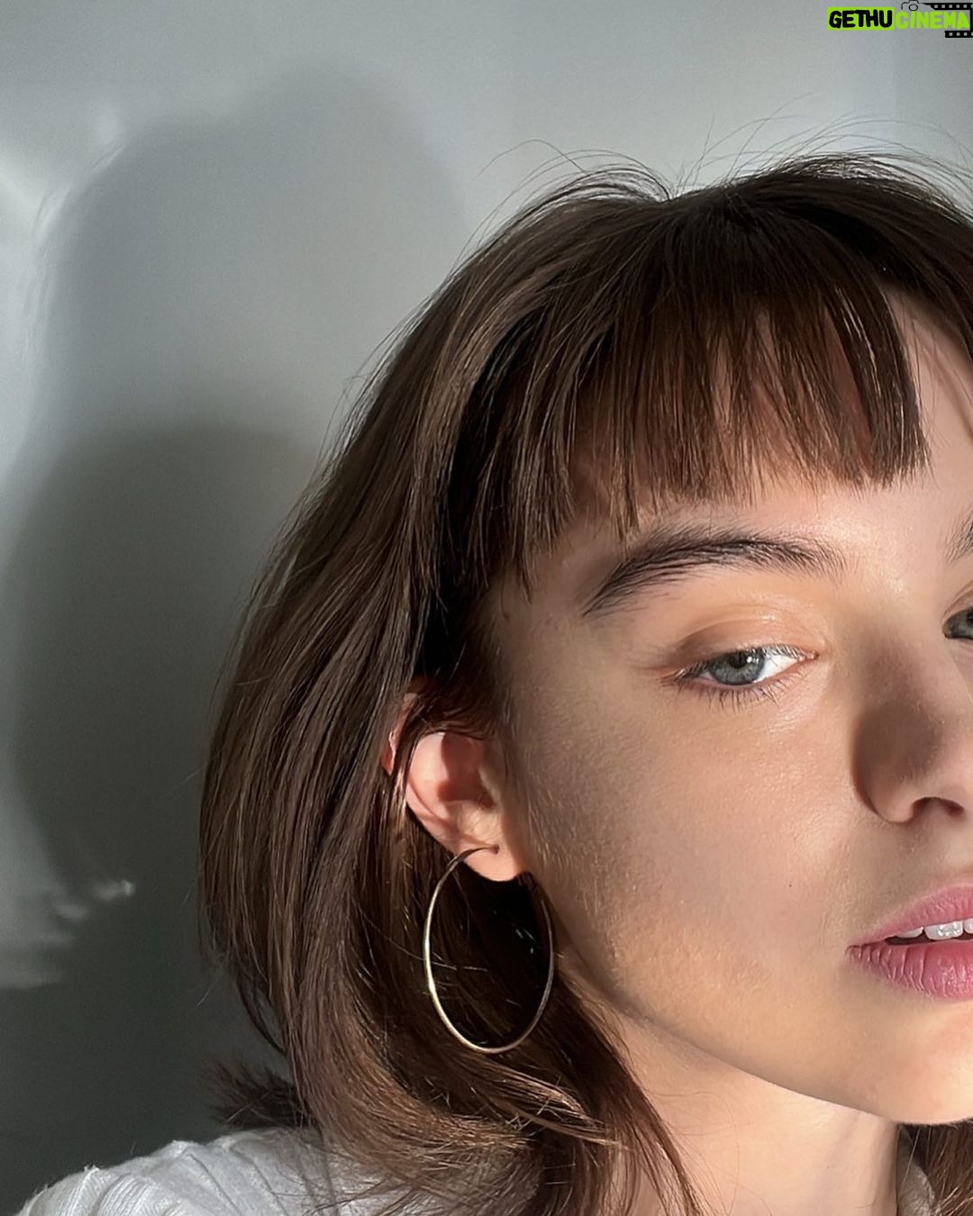 Isabella Moreira Instagram - postando uma e apenas uma foto no feed como se ainda estivesse em 2012
