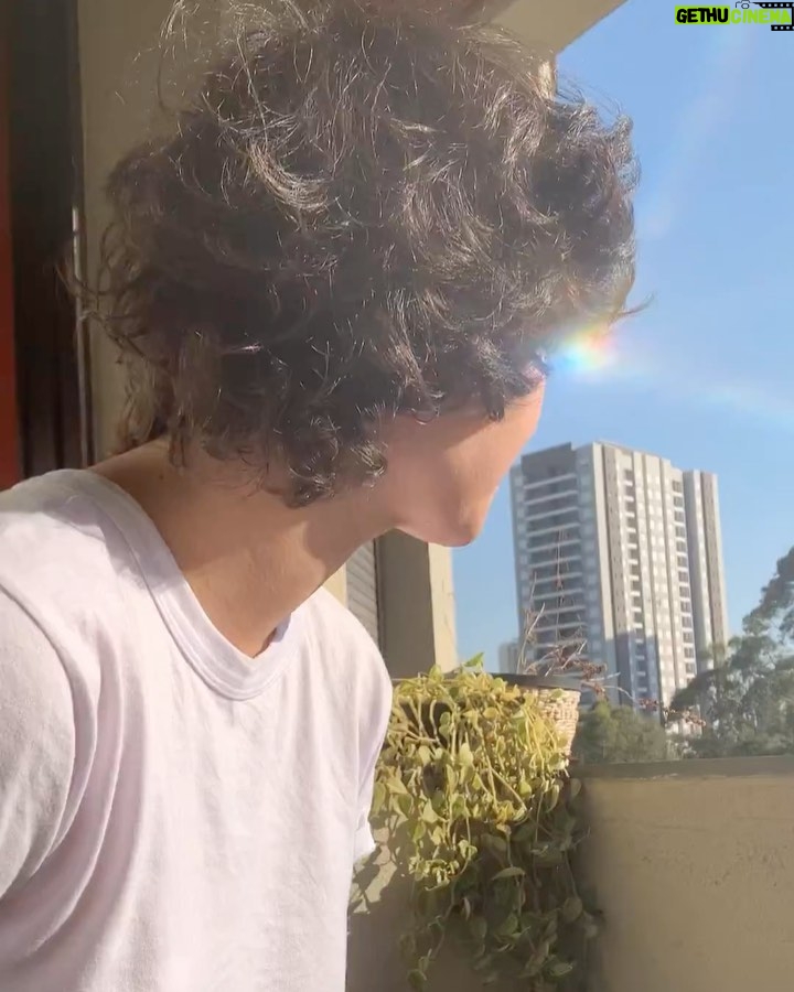 Isabella Moreira Instagram - a gente tem o costume de sentar na varanda, tomar uma cerveja e falar sobre a vida, contar histórias, como foi o nosso dia. desde a primeira vez que eu te vi, eu senti que tinha algo que era diferente. o que me atraiu em você não foi (só) a sua beleza, seu senso de humor ou o cuidado que você tem com as pessoas que ama. foi a vontade que você me despertou de te cuidar, de te ouvir, de te conhecer por inteiro. nós duas ja vivemos as mais diversas experiências - algumas maravilhosas, outras nem tanto. minha vida sempre foi divertida, estimulante e intensa. mas desde que você passou a ser parte da minha rotina, eu percebo tudo que me rodeia fazendo mais sentido. meus planos, que sempre foram solitários, viram expectativas de uma vida linda ao seu lado. e embora eu tenha muitas críticas a maneira que vendem o amor romântico nos filmes, eu me vejo entendendo finalmente o que esse amor que move montanhas significa. eu vou pra qualquer lugar ao seu lado, viver qualquer aventura. com você, a vida tem um gosto mais forte. mais denso, doce e acolhedor. muito obrigada por esse ano de amor, cuidado e dias tranquilos. eu te amo muito mais do que você pode imaginar não gostaria de passar nosso dia de outra forma que não da que estamos agora: tomando uma cerveja, falando da vida, sorrindo. eu sei que esse é só o primeiro de muitos. e só deus sabe o quanto eu ansio o que vem pela frente pra nós. feliz dia de você e eu, amor da minha vida 💘🦥