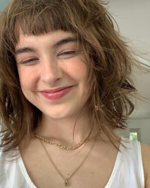 Isabella Moreira Instagram - sim meu rolo da camera é 100% autocentrado setembro só tem eu sendo bonitinha se reclamar é bifobia