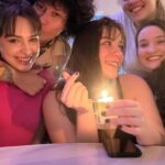 Isabella Moreira Instagram - dump de outubro até agora: 1. primeira festa da firma @starplusbr 2. frôzinha 🥰 3. chegando sem crachá na firma antiga 🥲 4. partindo pro aniversário da @nickhaddad 5. bonita no role 6. do terceirão pra vida meeeo 😗💅 7. pré caminhão da barbie. ela caminhão, eu barbiezinha 💅🥳
