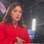 Isabella Moreira Instagram - ontem, gravando a ultima cena da novela, tentei segurar o choro. são cinco anos vivendo essa novela com intensidade. passou um filme na minha cabeça. tinha muito de nós duas. quando soube, em 2017, que você participaria dessa história, me perguntei como seria você. você já era uma das maiores influenciadoras do país. fiquei me perguntando como iria me conectar com alguém que parecia tão diferente de mim. mas ai é que ta: o que as pessoas assumem de você é o oposto de quem você é. encontrei uma amiga. uma grande amiga. trocamos dicas, papos profundos e muitas, mas muitas risadas. meu coração ta apertado. justo agora que conseguimos até ler o que a outra ta pensando não vamos nos ver todo dia? por isso, ontem, quando eu olhei pro lado e te vi segurando as mesmas lagrimas que eu, não aguentei. a cena tava rolando, câmera rodando e a gente se abraçou forte. foi um dos momentos mais bonitos da minha carreira. ninguém viu, provavelmente ninguém vai ver, mas eu prefiro. é um momento só nosso, que conta toda nossa história e que eu nunca vou esquecer. obrigada por esses cinco anos e obrigada por me permitir te conhecer. te amo. te admiro. e até breve (eu sei que é só um até breve)