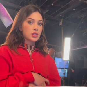 Isabella Moreira Instagram - ontem, gravando a ultima cena da novela, tentei segurar o choro. são cinco anos vivendo essa novela com intensidade. passou um filme na minha cabeça. tinha muito de nós duas. 
quando soube, em 2017, que você participaria dessa história, me perguntei como seria você. você já era uma das maiores influenciadoras do país. fiquei me perguntando como iria me conectar com alguém que parecia tão diferente de mim. mas ai é que ta: o que as pessoas assumem de você é o oposto de quem você é. encontrei uma amiga. uma grande amiga. trocamos dicas, papos profundos e muitas, mas muitas risadas. meu coração ta apertado. justo agora que conseguimos até ler o que a outra ta pensando não vamos nos ver todo dia? por isso, ontem, quando eu olhei pro lado e te vi segurando as mesmas lagrimas que eu, não aguentei. a cena tava rolando, câmera rodando e a gente se abraçou forte. foi um dos momentos mais bonitos da minha carreira. ninguém viu, provavelmente ninguém vai ver, mas eu prefiro. é um momento só nosso, que conta toda nossa história e que eu nunca vou esquecer.
obrigada por esses cinco anos e obrigada por me permitir te conhecer. 
te amo. te admiro. e até breve
(eu sei que é só um até breve)