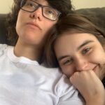 Isabella Moreira Instagram - a gente tem o costume de sentar na varanda, tomar uma cerveja e falar sobre a vida, contar histórias, como foi o nosso dia. desde a primeira vez que eu te vi, eu senti que tinha algo que era diferente. o que me atraiu em você não foi (só) a sua beleza, seu senso de humor ou o cuidado que você tem com as pessoas que ama. foi a vontade que você me despertou de te cuidar, de te ouvir, de te conhecer por inteiro. nós duas ja vivemos as mais diversas experiências - algumas maravilhosas, outras nem tanto. minha vida sempre foi divertida, estimulante e intensa. mas desde que você passou a ser parte da minha rotina, eu percebo tudo que me rodeia fazendo mais sentido. meus planos, que sempre foram solitários, viram expectativas de uma vida linda ao seu lado. e embora eu tenha muitas críticas a maneira que vendem o amor romântico nos filmes, eu me vejo entendendo finalmente o que esse amor que move montanhas significa. eu vou pra qualquer lugar ao seu lado, viver qualquer aventura. com você, a vida tem um gosto mais forte. mais denso, doce e acolhedor. muito obrigada por esse ano de amor, cuidado e dias tranquilos. eu te amo muito mais do que você pode imaginar não gostaria de passar nosso dia de outra forma que não da que estamos agora: tomando uma cerveja, falando da vida, sorrindo. eu sei que esse é só o primeiro de muitos. e só deus sabe o quanto eu ansio o que vem pela frente pra nós. feliz dia de você e eu, amor da minha vida 💘🦥