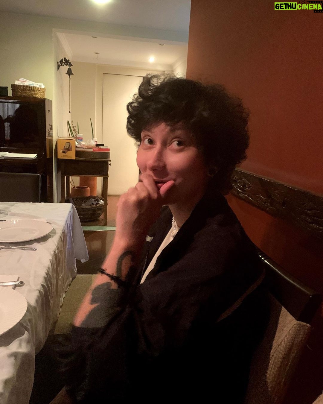 Isabella Moreira Instagram - a gente tem o costume de sentar na varanda, tomar uma cerveja e falar sobre a vida, contar histórias, como foi o nosso dia. desde a primeira vez que eu te vi, eu senti que tinha algo que era diferente. o que me atraiu em você não foi (só) a sua beleza, seu senso de humor ou o cuidado que você tem com as pessoas que ama. foi a vontade que você me despertou de te cuidar, de te ouvir, de te conhecer por inteiro. nós duas ja vivemos as mais diversas experiências - algumas maravilhosas, outras nem tanto. minha vida sempre foi divertida, estimulante e intensa. mas desde que você passou a ser parte da minha rotina, eu percebo tudo que me rodeia fazendo mais sentido. meus planos, que sempre foram solitários, viram expectativas de uma vida linda ao seu lado. e embora eu tenha muitas críticas a maneira que vendem o amor romântico nos filmes, eu me vejo entendendo finalmente o que esse amor que move montanhas significa. eu vou pra qualquer lugar ao seu lado, viver qualquer aventura. com você, a vida tem um gosto mais forte. mais denso, doce e acolhedor. muito obrigada por esse ano de amor, cuidado e dias tranquilos. eu te amo muito mais do que você pode imaginar não gostaria de passar nosso dia de outra forma que não da que estamos agora: tomando uma cerveja, falando da vida, sorrindo. eu sei que esse é só o primeiro de muitos. e só deus sabe o quanto eu ansio o que vem pela frente pra nós. feliz dia de você e eu, amor da minha vida 💘🦥