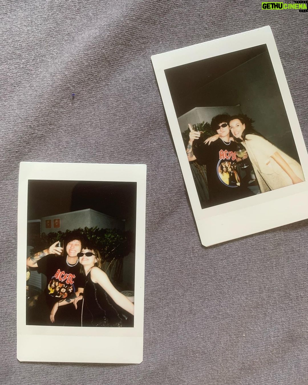 Isabella Moreira Instagram - a gente tem o costume de sentar na varanda, tomar uma cerveja e falar sobre a vida, contar histórias, como foi o nosso dia. desde a primeira vez que eu te vi, eu senti que tinha algo que era diferente. o que me atraiu em você não foi (só) a sua beleza, seu senso de humor ou o cuidado que você tem com as pessoas que ama. foi a vontade que você me despertou de te cuidar, de te ouvir, de te conhecer por inteiro. nós duas ja vivemos as mais diversas experiências - algumas maravilhosas, outras nem tanto. minha vida sempre foi divertida, estimulante e intensa. mas desde que você passou a ser parte da minha rotina, eu percebo tudo que me rodeia fazendo mais sentido. meus planos, que sempre foram solitários, viram expectativas de uma vida linda ao seu lado. e embora eu tenha muitas críticas a maneira que vendem o amor romântico nos filmes, eu me vejo entendendo finalmente o que esse amor que move montanhas significa. eu vou pra qualquer lugar ao seu lado, viver qualquer aventura. com você, a vida tem um gosto mais forte. mais denso, doce e acolhedor. muito obrigada por esse ano de amor, cuidado e dias tranquilos. eu te amo muito mais do que você pode imaginar não gostaria de passar nosso dia de outra forma que não da que estamos agora: tomando uma cerveja, falando da vida, sorrindo. eu sei que esse é só o primeiro de muitos. e só deus sabe o quanto eu ansio o que vem pela frente pra nós. feliz dia de você e eu, amor da minha vida 💘🦥
