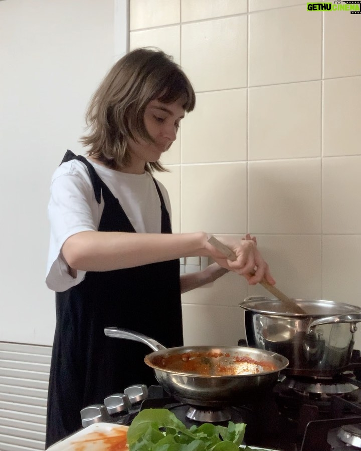 Isabella Moreira Instagram - a gente tem o costume de sentar na varanda, tomar uma cerveja e falar sobre a vida, contar histórias, como foi o nosso dia. desde a primeira vez que eu te vi, eu senti que tinha algo que era diferente. o que me atraiu em você não foi (só) a sua beleza, seu senso de humor ou o cuidado que você tem com as pessoas que ama. foi a vontade que você me despertou de te cuidar, de te ouvir, de te conhecer por inteiro. nós duas ja vivemos as mais diversas experiências - algumas maravilhosas, outras nem tanto. minha vida sempre foi divertida, estimulante e intensa. mas desde que você passou a ser parte da minha rotina, eu percebo tudo que me rodeia fazendo mais sentido. meus planos, que sempre foram solitários, viram expectativas de uma vida linda ao seu lado. e embora eu tenha muitas críticas a maneira que vendem o amor romântico nos filmes, eu me vejo entendendo finalmente o que esse amor que move montanhas significa. eu vou pra qualquer lugar ao seu lado, viver qualquer aventura. com você, a vida tem um gosto mais forte. mais denso, doce e acolhedor. muito obrigada por esse ano de amor, cuidado e dias tranquilos. eu te amo muito mais do que você pode imaginar não gostaria de passar nosso dia de outra forma que não da que estamos agora: tomando uma cerveja, falando da vida, sorrindo. eu sei que esse é só o primeiro de muitos. e só deus sabe o quanto eu ansio o que vem pela frente pra nós. feliz dia de você e eu, amor da minha vida 💘🦥