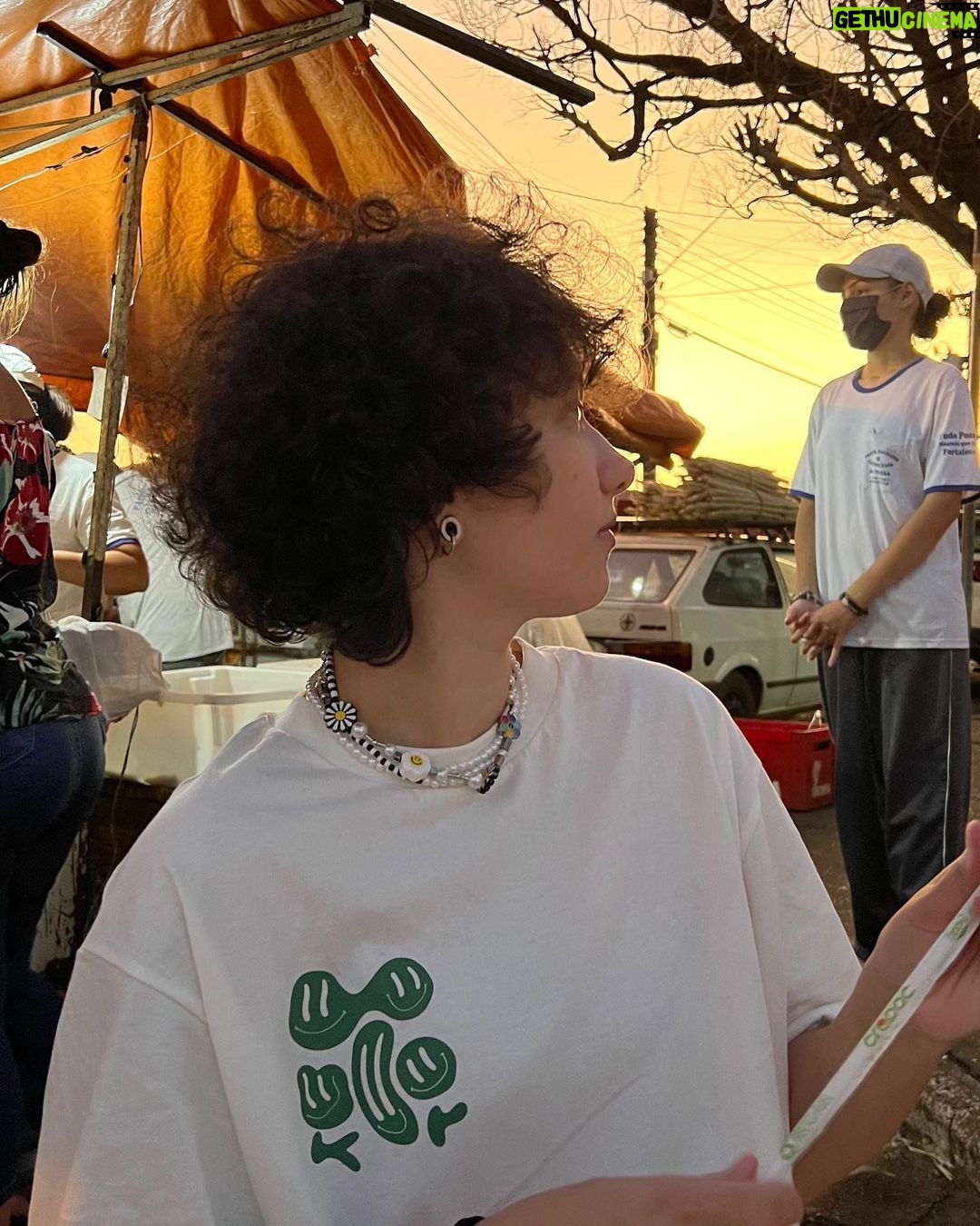Isabella Moreira Instagram - a gente tem o costume de sentar na varanda, tomar uma cerveja e falar sobre a vida, contar histórias, como foi o nosso dia. desde a primeira vez que eu te vi, eu senti que tinha algo que era diferente. o que me atraiu em você não foi (só) a sua beleza, seu senso de humor ou o cuidado que você tem com as pessoas que ama. foi a vontade que você me despertou de te cuidar, de te ouvir, de te conhecer por inteiro. nós duas ja vivemos as mais diversas experiências - algumas maravilhosas, outras nem tanto. minha vida sempre foi divertida, estimulante e intensa. mas desde que você passou a ser parte da minha rotina, eu percebo tudo que me rodeia fazendo mais sentido. meus planos, que sempre foram solitários, viram expectativas de uma vida linda ao seu lado. e embora eu tenha muitas críticas a maneira que vendem o amor romântico nos filmes, eu me vejo entendendo finalmente o que esse amor que move montanhas significa. eu vou pra qualquer lugar ao seu lado, viver qualquer aventura. com você, a vida tem um gosto mais forte. mais denso, doce e acolhedor. muito obrigada por esse ano de amor, cuidado e dias tranquilos. eu te amo muito mais do que você pode imaginar não gostaria de passar nosso dia de outra forma que não da que estamos agora: tomando uma cerveja, falando da vida, sorrindo. eu sei que esse é só o primeiro de muitos. e só deus sabe o quanto eu ansio o que vem pela frente pra nós. feliz dia de você e eu, amor da minha vida 💘🦥