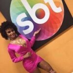 Isabella Moreira Instagram - VOTAÇÃO ABERTA: em qual imagem podemos ver menos alegria de viver? a penúltima não conta como diria minha mãe: "look de milhões, olhar de centavos" mas enfim, piadocas a parte: esses são os núcleos de Raquel em Poliana Moça. Fiquei muito emocionada durante a coletiva. Nossa novela ta linda demais e eu só consigo sentir orgulho. Espero de coração que vocês se emocionem com a gente de segunda feira em diante! ph: @lourivalribeirofoto @polianamocaoficial #polianamoça @sbt #sbt #raqueldavila