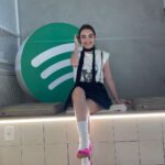 Isabella Moreira Instagram - Hoje conheci o escritório do @spotifybrasil 💚 Halana e eu participamos do spotify labs e aprendemos um pouco mais sobre o mundo dos podcasts. Foi incrível! Qual nome vocês dariam pro meu podcast? Vocês ouviriam? #spotifylabs #engajaai