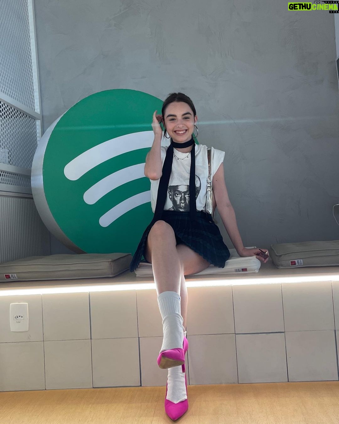 Isabella Moreira Instagram - Hoje conheci o escritório do @spotifybrasil 💚 Halana e eu participamos do spotify labs e aprendemos um pouco mais sobre o mundo dos podcasts. Foi incrível! Qual nome vocês dariam pro meu podcast? Vocês ouviriam? #spotifylabs #engajaai