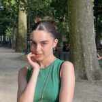 Isabella Moreira Instagram - a torre nunca perde seu efeito 🤍🇫🇷✨🌿😭 um grande abraço pra querida que tirou foto minha e da halana na torre, te amo lenda 🫶 (ultimo video = halana e eu no futuro) Eiffel Tower, Paris, France
