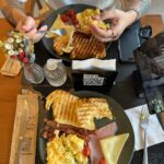 Isabella Moreira Instagram - brunch day ☕️🥞🥑 kevinho e ramiro representação fiel minha e da @halanalacerda saindo pra comer 😳