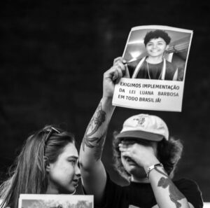 Isabella Moreira Instagram - 21 anos. Ela tinha 21 anos. Quero que isso ressoe na cabeça de quem lê enquanto se lembra quem era aos 21 ou quem ainda quer ser. A vida sendo ainda uma promessa, tanta coisa pra ver, aprender, conquistar. 
Ana Caroline e sua noiva tinha acabado de se mudar pra Maranhãozinho. Vi muita gente tendo a atitude nojenta de questionar o que Carol fazia ou deixava de fazer e, meu deus, que raiva! como alguém pode ter coragem de questionar um LESBOCIDIO com sinais de tortura dessa forma? 
É explícito que esse crime foi um crime de ódio e é inaceitável que 1) não haja justiça e 2) haja silêncio. 
A noiva, família e amigos da Carol os meus mais sinceros sentimentos. Eu não consigo imaginar a dor de vocês, mas quero que tenham certeza de que podem contar comigo e com a minha plataforma pra qualquer coisa. 
Por fim, peço que levem a Lesbofobia mais a sério. A taxa de lesbocidio aumentou 200% em apenas três anos. Conto com vocês pra pedir #JustiçaPorCarol, por Luana Barbosa e tantas outras.
Protejam mulheres lésbicas desfem!

Foto do segundo slide tirada por @alanselmi