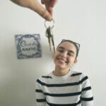 Isabella Moreira Instagram - Nosso primeiro cantinho. O início de uma vida longa e feliz ao seu lado. Essas chaves significam muita coisa. Você significa muita coisa. Por muitos anos eu não me imaginava estar em um relacionamento saudável, maduro, feliz, e cheio de sonhos. É gostoso demais sonhar com você. É gostoso demais estar presente na realização dos seus sonhos, você nos meus, e nós nos nossos. Segurar essa chave hoje, do nosso apezinho (é alugado ainda tá gente kkkk), ao seu lado, é uma sensação que eu não posso explicar ainda, porque toda vez que olho pra essa chave, eu choro. Nossa vida, nossa família, começou! Eu te amo e toda vez que escutar o barulho do balanço dessa chave, eu vou chorar e sorrir pra você 💘🦥