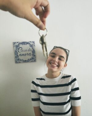 Isabella Moreira Instagram - Nosso primeiro cantinho. O início de uma vida longa e feliz ao seu lado. 
Essas chaves significam muita coisa. Você significa muita coisa. 
Por muitos anos eu não me imaginava estar em um relacionamento saudável, maduro, feliz, e cheio de sonhos. É gostoso demais sonhar com você. É gostoso demais estar presente na realização dos seus sonhos, você nos meus, e nós nos nossos. 
Segurar essa chave hoje, do nosso apezinho (é alugado ainda tá gente kkkk), ao seu lado, é uma sensação que eu não posso explicar ainda, porque toda vez que olho pra essa chave, eu choro. 
Nossa vida, nossa família, começou! Eu te amo e toda vez que escutar o barulho do balanço dessa chave, eu vou chorar e sorrir pra você 💘🦥